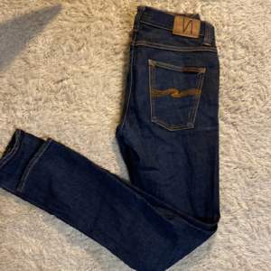 Snygga nudie jeans i nyskick i modell Lean Dean. Inga tecken på användning. Storlek 32/34