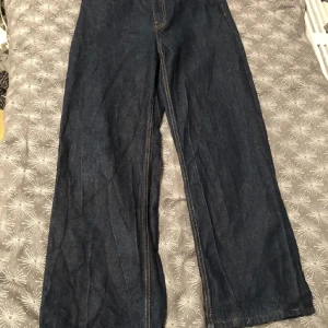 Baggy mörkblå jeans - Riktigt snygga baggy mörkblå jeans från dr denim.  längd:103 Midja:40 Benöppning:24