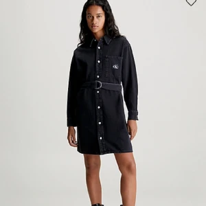 Calvin Klein jeansklänning - Slutsåld Jeansklänning i en svart/grå tvätt. Aldrig använd. Nypris 1399kr, spårbar&rekomenderad frakt inkl🩷