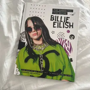 En bok om Billie Eilish! Boken är på engelska. Lärde mig massor av nytt om henne 