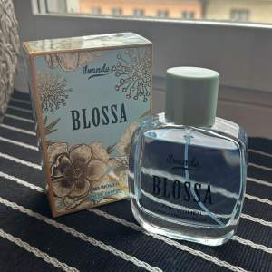 En helt ny flaska parfym BLOSSA säljes 