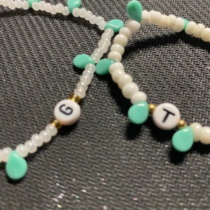 Personliga armband - Armband med bokstäver, priset gäller per styck 