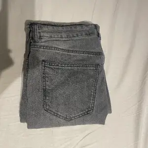 Säljer dessa jeans från Gina tricot i storleken 42 (enligt mig små i storleken)