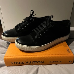 Lanvin - Jag säljer mina lanvin skor. Dem är 9/10 i skick. Box, dustbag och extra snören medföljer. 