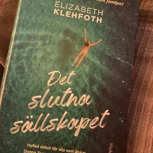 Det slutna sällskapet- bok  - Inbunden (hardcover) bok jag köpte för ett tag sedan 🥲 den va tyvärr inte riktigt min typ så säljer den vidare till någon som faktiskt skulle gilla den ❤️