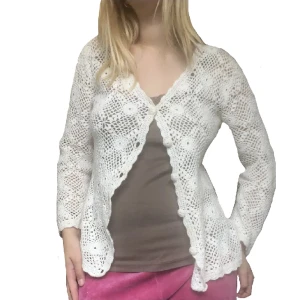 Vit virkad kofta - Vit virkad kofta med mönster