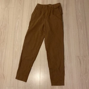Kostymbyxor  - Säljer ett par ljusbruna kostymbyxor från Cubus i storlek 34, de är knappt använda och är i väldigt bra skick! Innerbenmått: 70 cm, midjemått: 62 cm