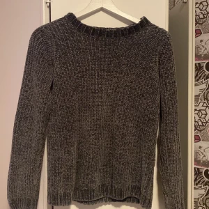 Grå tröja - En grå mysig stickad tröja. I fint skick💗