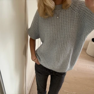 Stickad t-shirt - Såå fin stickad Tshirt som är köpt secondhand och det står tyvärr inget märke i men den är i bra skick och känns som ny❤️ 