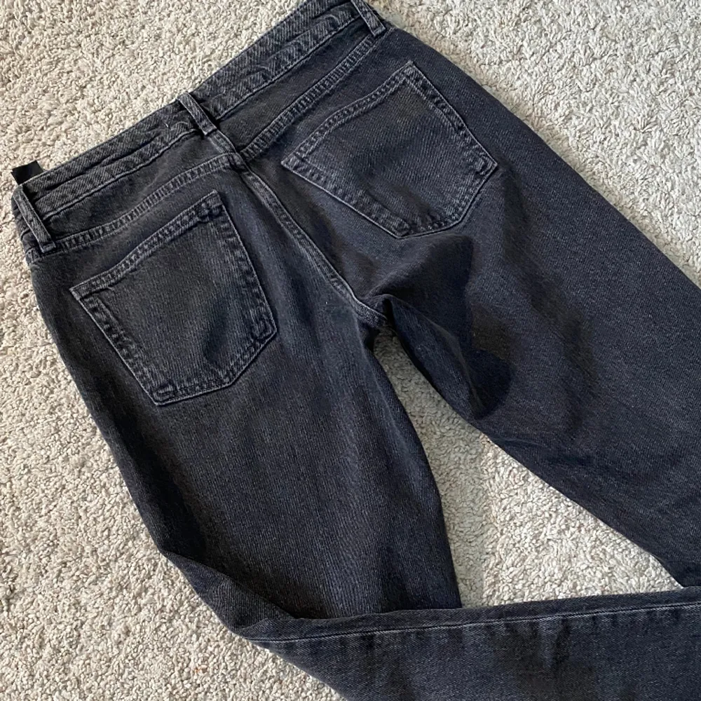 Super snygga zara jeans, låg/mid waist och straight leg! Benen är lite längre så gassar perfekt om du är lite längre men de är hyfsat normallångt ändå!💓. Jeans & Byxor.