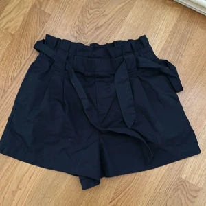 Marinblåa Kostymshorts  - Säljer dessa marinblåa kostymshorts från Zara TRF collection. Alldeles för små för mig men passar S/XS. Använda 3 gånger max