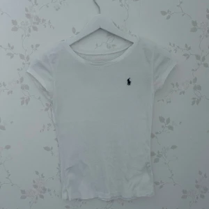 Ralph lauren T-shirt  - Säljer min vita T-shirt ifrån Polo ralph lauren. Andvänd x antal gånger. Osäker på nypris så lägg gärna prisförslag( min.150kr) 