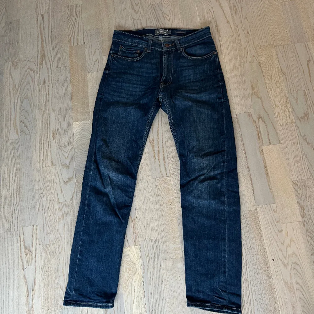 Ett par mörkblåa stiliga Dressmann jeans i passform Regular fit 30-30  För fler frågor kontakta oss🤝. Jeans & Byxor.