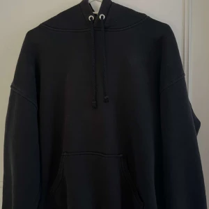 Bikbok hoodie - Fin hoodie från bikbok! Någon liten fläck som inte syns så mycket men ska testa o tvätta bort de💗pris kan diskuteras vid snabbt köp