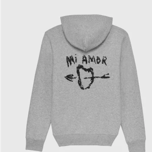 Hoodie - Säljer min gråa hoodie där det står ”mi amor” på baksidan på ryggen. Den är i stolek S och är i väldigt bra skick. Pris kan diskuteras vid snabb affär😊