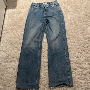 Säljer mina blå högmidjade Jeans i strl 38 från Gina Tricot. Passar mig i längden som är ca 180 cm Köpts för ca 2 årsen, knappt använda Köpta för 500 kr Köparen står för frakten eller så hämtas de i Göteborg.  Pris kan diskuteras    (PM vid frågor)  💞💞💞