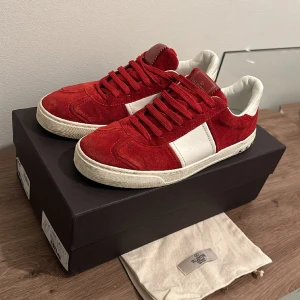 Valentino flycrew  - Hej säljer mina fina valentino flycrew. Det är inget fel på skorna och jag ska börja med att sätta priset på 4500. Men priset kan Diskuteras vid snabb affär.   Dustbag finns och låda Alla nitar sitter skriv vid andra  Kan byta för svarta elr mörk blå