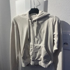 Vit Juicy tröja - Säljer min juicy tröja i färgen vit då den inte kommer till användning, den är sparsamt använd och är i storlek Mmen har vanligtvis S. Vid frågor och fler bilder är det bara att höra av sig💕