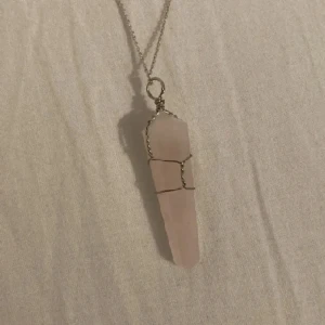 Fint halsband - Superfint halsband i nyskick med äkta silver och rose quartz kristall. 400 kr nyskick