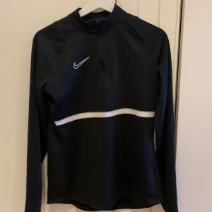 NIKE - Half zip svart/vit - NIKE - Half zip  Använd ett par gånger Skick 9/10  Storlek M