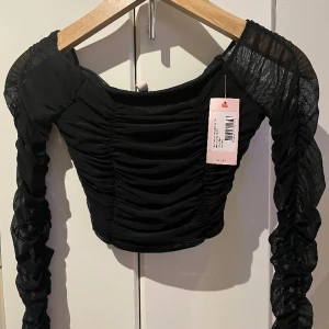 Festtopp - Helt oanvänd festtopp från Nelly. Storlek S men skulle säga att den passar mer en xs