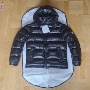 Moncler maya - Säljer en ny/oanvänd moncler maya som jag fick i julklapp. Den är stl 2=M. Skickas samma dag eller möst upp i Stockholm. Moncler dustbag följer såklart med, vid frågor skriv.