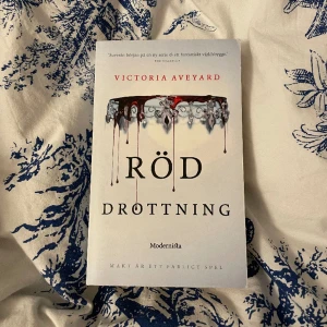 Pocket röd drottning - Läst en gång men inte min smak på bok. obruten rygg ❤️