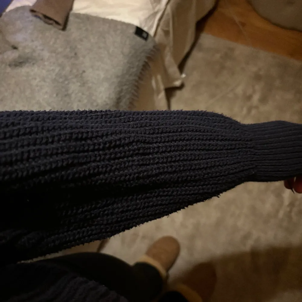 Stickad tröja från Filippa K. Den är mörkblå som man ser på andra bilden. Den är väl använd men fortfarande bra skick. Tröjan jag också en halv polokrage.. Neuleet.