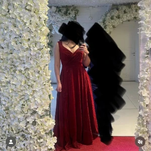 Goddiva klänning - Glittrig, snygg klänning från Goddiva.   Köpt för 1299 kr på Bubbleroom, säljes för 400 kr. Använd under några tim på bröllop, ren.