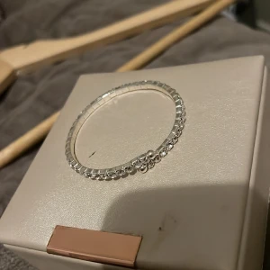 Armband  - Ett glittrigt armband som ja inte har användning för  