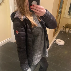 Colmar jacka - Säljer min colmar jacka som tyvärr inte används, litet hål bak på jackan som knappt syns, därav priset 🪩❤️