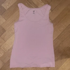 Rosa linne - Ett rosa strechingt linne som är bra för vardagen, på mig är den lite för stor därför säljer jag det. Frakten ingår inte i priset men det går att diskutera priset. Om ni har frågor så skriv🫶