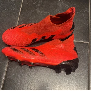 Adidas fotbollsskor  - Nästan helt nya adidas fotbollsskor. I bra skick. Det är bara att skriva om du har fler frågor. 