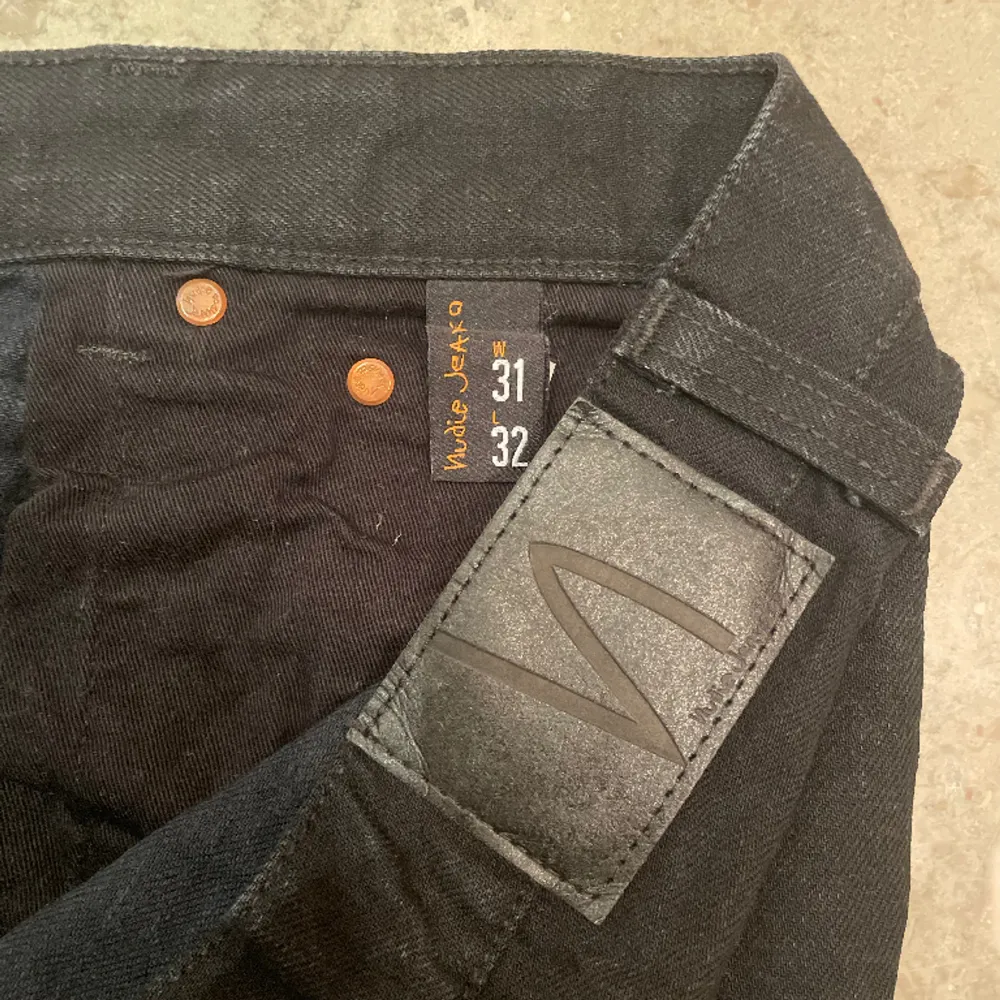 Svarta gritty jackson nudie jeans. Nypris: 1600kr  Små slitningar vid vänster ficka (bild 2). Man kan laga byxorna gratis i varje nudie butik.  Inte använda jätte mycket. . Jeans & Byxor.