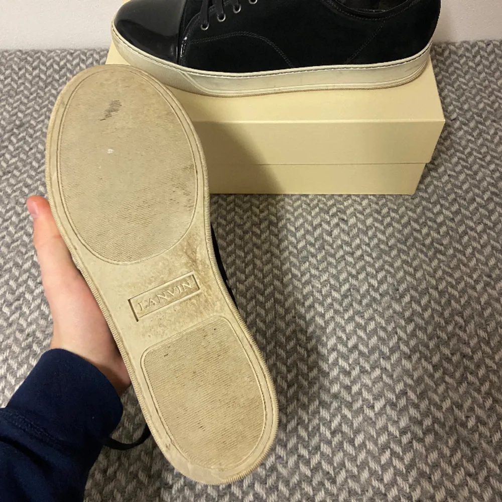 Lanvin toecap skor i storlek 45 (uk 11). I nästintill nyskick. Skorna är i svart mocka/lack. En liten slitning på det framsidan på vänstra skon (bild 2). Endast skorna medföljer. Tveka inte på att höra av dig vid frågor eller fler bilder👊🏽😉. Skor.