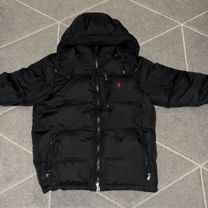 Ralph Lauren jacka - Säljer denna Ralph Lauren Puffer jacka i bra skick. säljs då den inte används så mycket. Storlek S. Vid funderingar är det bara att skriva