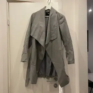 En grå kappa från bikbok