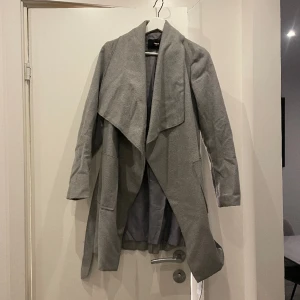 Grå kappa - En grå kappa från bikbok