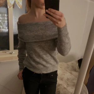 Stickad tröja - offshoulder tröja från hm i fint skick😍