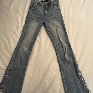 utsvängda jeans i 10/10 skick, enda som är slitet är lappen där storleken står 🤍 säljer för att jag inte använder längre