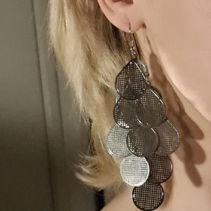 Stora silvriga örhängen - Ett par silvriga örhängen, tror de är gjorda i silver men ej säker. 