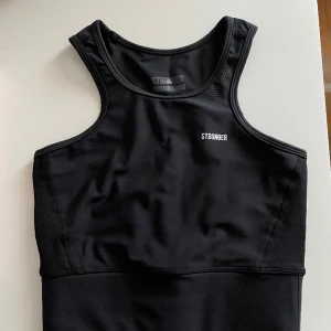 Stronger linne - Ett jätte fint svart stronger linne i ny skick! Knappt använd. I storlek xs men lite liten i storleken. Texten i linnet har åkt bort lite i tvätten (bild 3) men inget som syns på!❤️ny pris 399kr. Kan diskutera pris :)