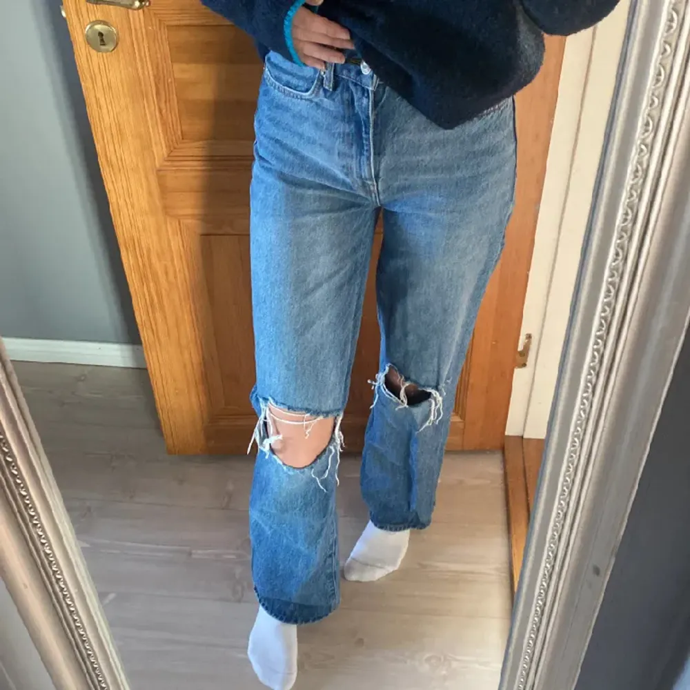 Blåa högmidjade jeans från lager 157🤍 Storlek xS och i nyskick då dom inte kommit till användning💕Säljer billigt då jag ändrat vill bli av med dom🤍. Jeans & Byxor.