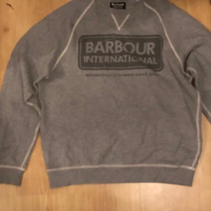 Barbour tröja - Hej jag säljer denna feta barbour tröjan. Storleken är m och nypris ligger runt 1000 mitt pris 300. för fler frågor och funderingar kom dm!