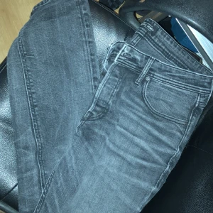 Jack & Jones jeans - Hej jag säljer dessa feta jack & jones jeansen i storlek 33/32 och är i modellen slim fit/glenn. Liknar replay jeansen och är otroligt snygga. Nypris ligger på 800, mitt pris 250. För fler frågor och funderingar kom dm!