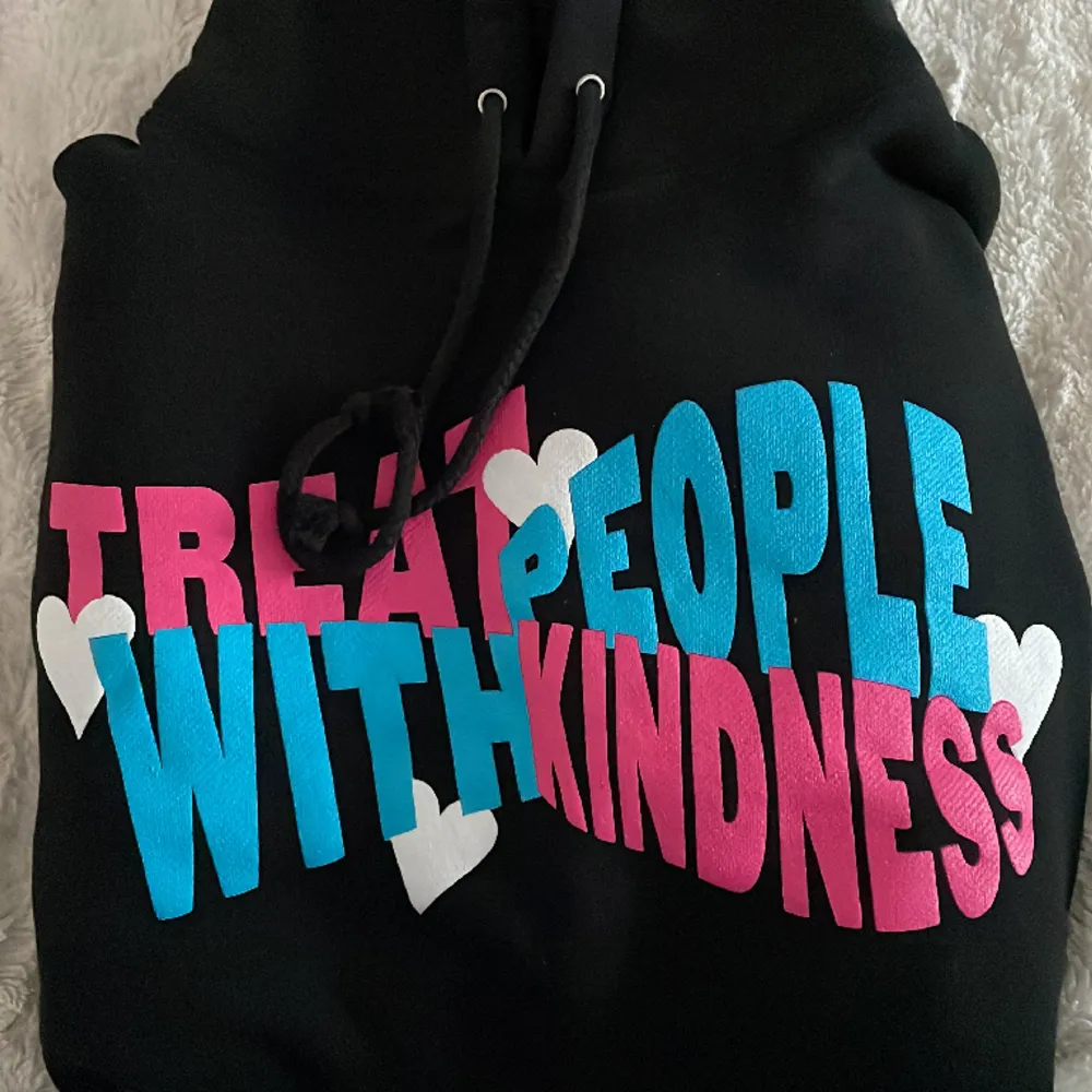 Säljer en limited edition TPWK hoodie i storlek S (oversized). Hoodien är köpt på Harry’s hemsida och är oanvänd. . Hoodies.