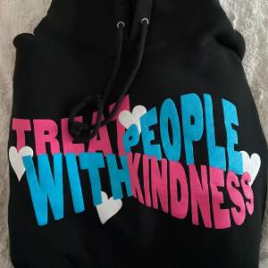 Säljer en limited edition TPWK hoodie i storlek S (oversized). Hoodien är köpt på Harry’s hemsida och är oanvänd. 