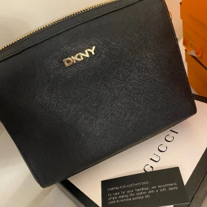 DKNY smink väska  - Helt ny oanvänt kom aldrig till användning.  Saffiano läder.  