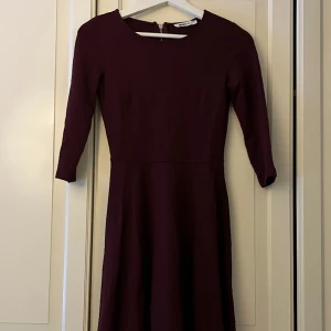Klänning - Sååå fin! Inga defekter, säljs billigt pga flyttstäd🥰kika gärna in resten, allt är under 100kr och pris går att diskuteras❤️