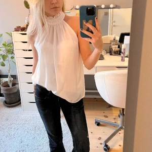 Vit topp ⭐️ - Vit topp från H&M i strl XS. Använd fåtal gånger 🙌🏽🙌🏽 Köparen står för frakt. 